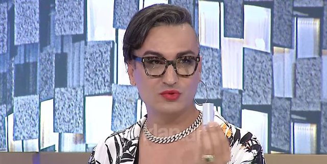 Biznesmeni shqiptar del me make up në emision