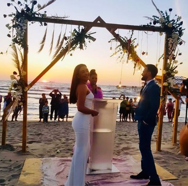 Buzë detit gjatë perëndimit romantik, Jonida dhe Besniku i thanë “po” njëri-tjetrit!