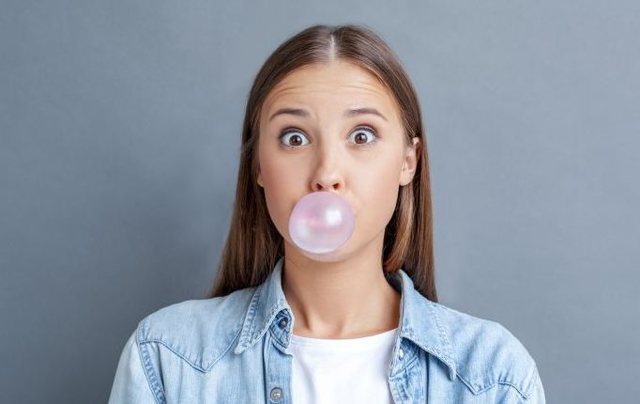 A është e rrezikshme të përtypim çamçakëzin?