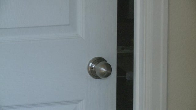 Pse duhet ta mbyllni gjithmonë derën para gjumit