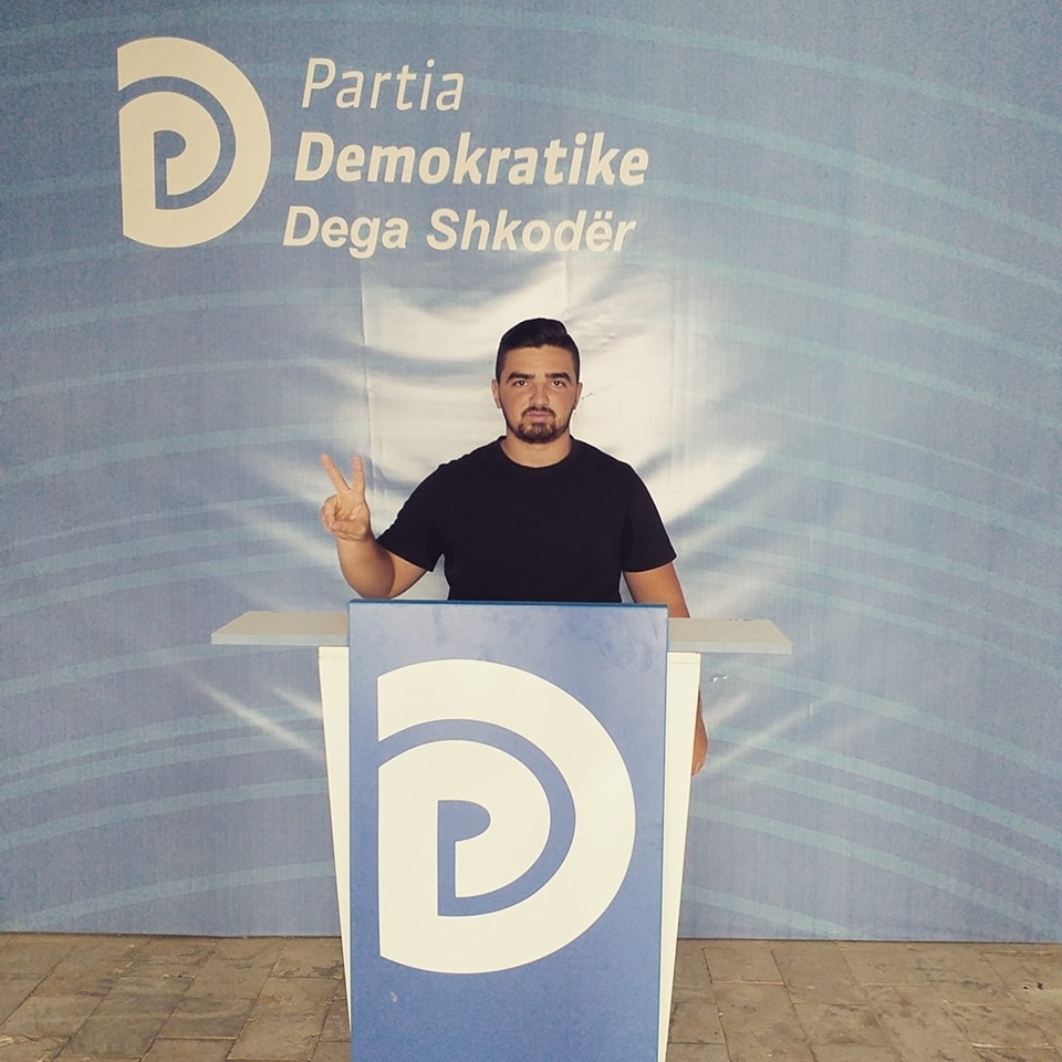 U infiltrua si gazetar në takimin e Rudina Hajdarit me nxënësit, njihuni me anëtarin e FRPD-së