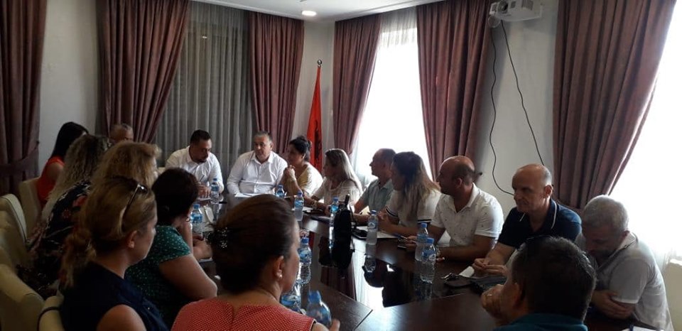 Viti i ri shkollor/ Kryebashkiaku i Shijakut takohet me drejtorët e shkollave (FOTO)