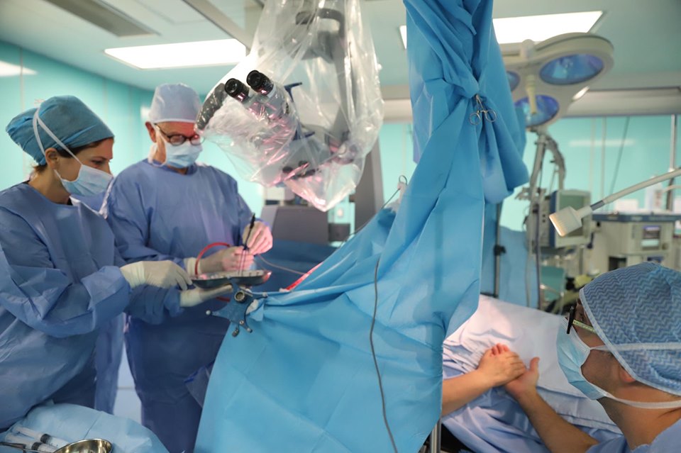 Realizohet në QSUT ndërhyrja e rrallë në tru me pacientin zgjuar (FOTO)