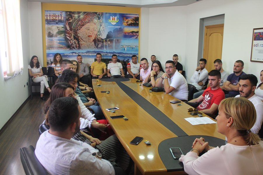 Sako mbledh të rinjtë, drejt krijimit Këshilli Rinor (FOTO)