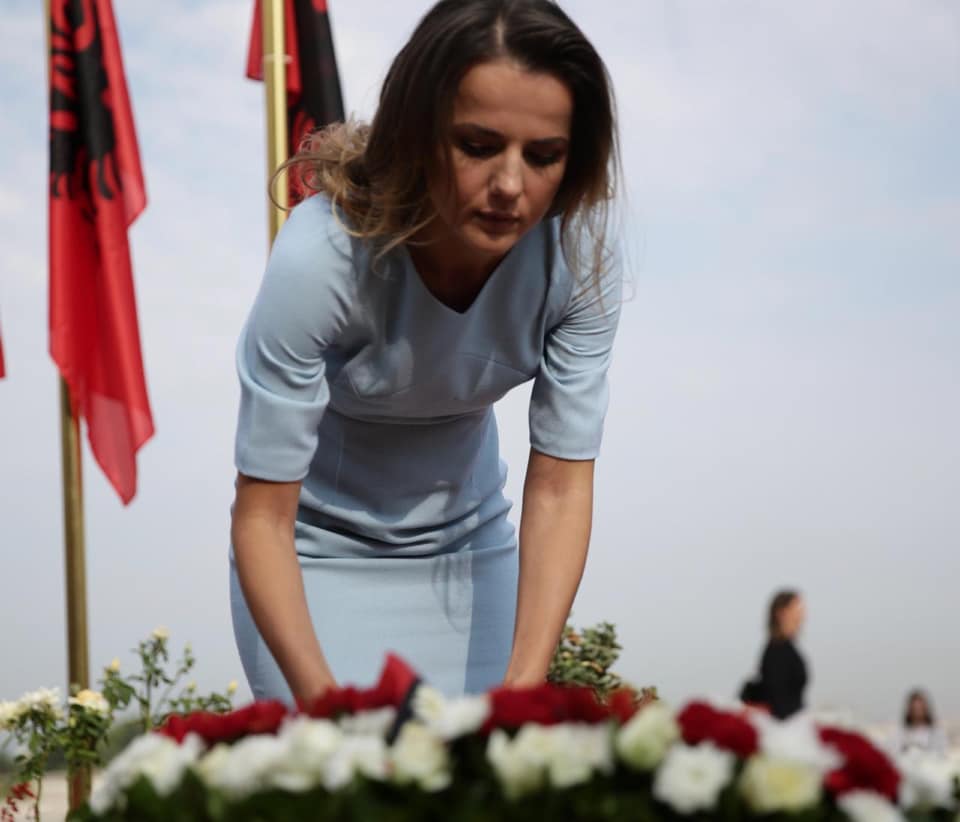 E përkulur në varrin e të atit, Hajdari: Frymëzimi më i madh i besimit te sistemi i demokracisë