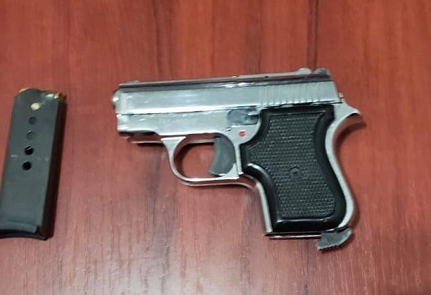 Armë zjarri me vete në autobus, arrestohet i riu