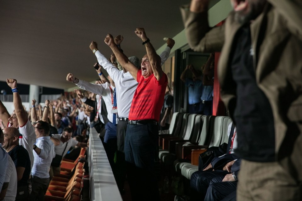 Meta tifozi më i zjarrtë në Elbasan, i papërmbajtshëm pas fitores së Shqipërisë