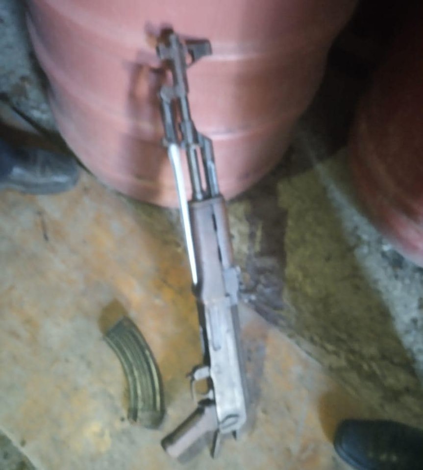 Policia iu gjen 57 kg drogë dhe armë në banesë, 2 të arrestuar, 2 në kërkim