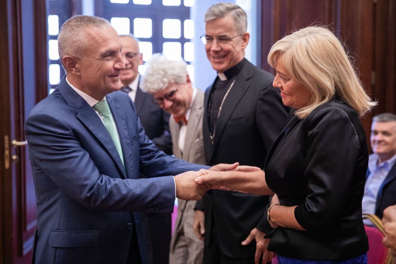 Meta i jep titullin “Kalorës i Urdhrit të Skënderbeut” ambasadores kroate