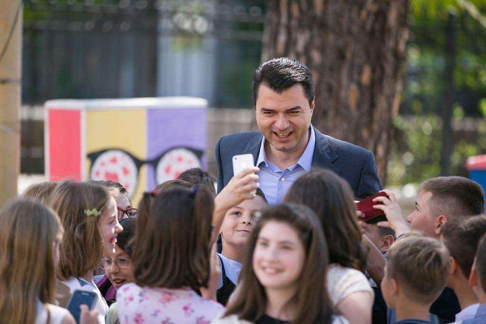 Basha uron nxënësit: Shpresë dhe besim për një të ardhme më të mirë