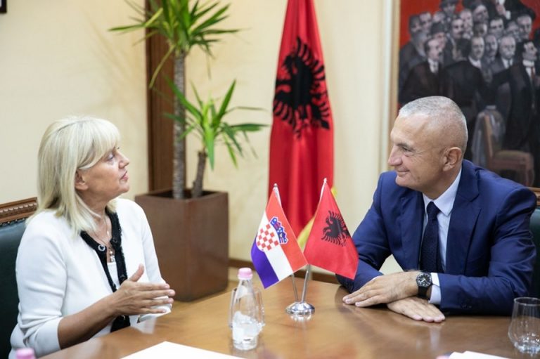 “Të rinjtë s’duhet të largohen nga vendi”, Meta pret në një takim lamtumire ambasadoren e Kroacisë