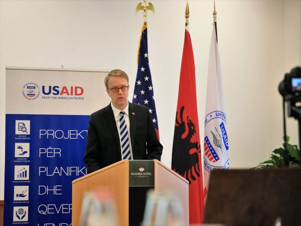 Zv.ambasadori i SHBA-së: Lajm i keq për zyrtarët e korruptuar, sjellim një ndryshim