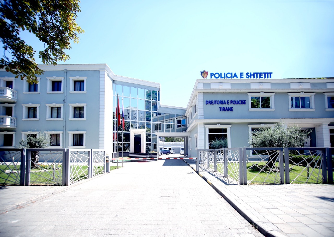 3 vëllezërit plagosin me mjet prerës 39-vjeçarin, kapen dy, një në kërkim