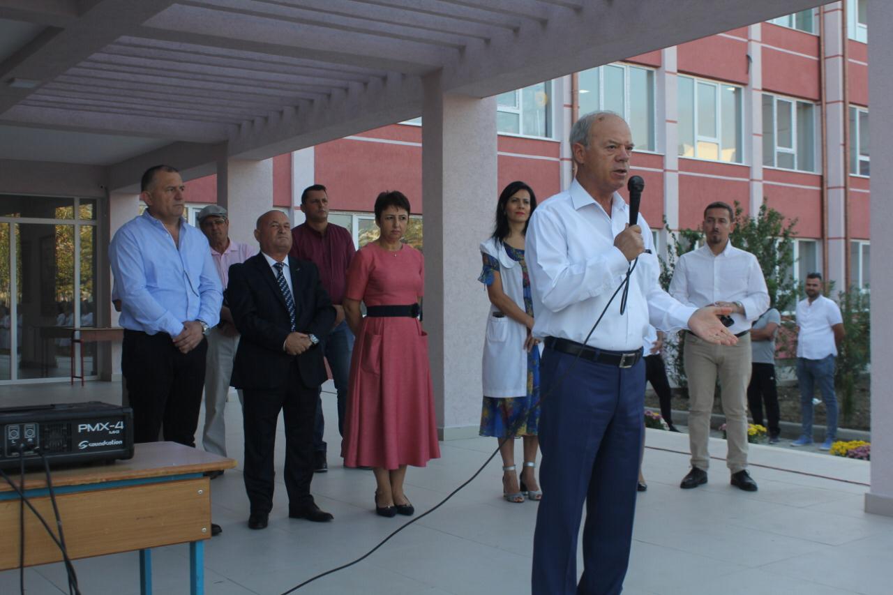 Në ditën e parë të shkollës, Prefekti i Qarkut Durrës premton mbështetje të vazhdueshme