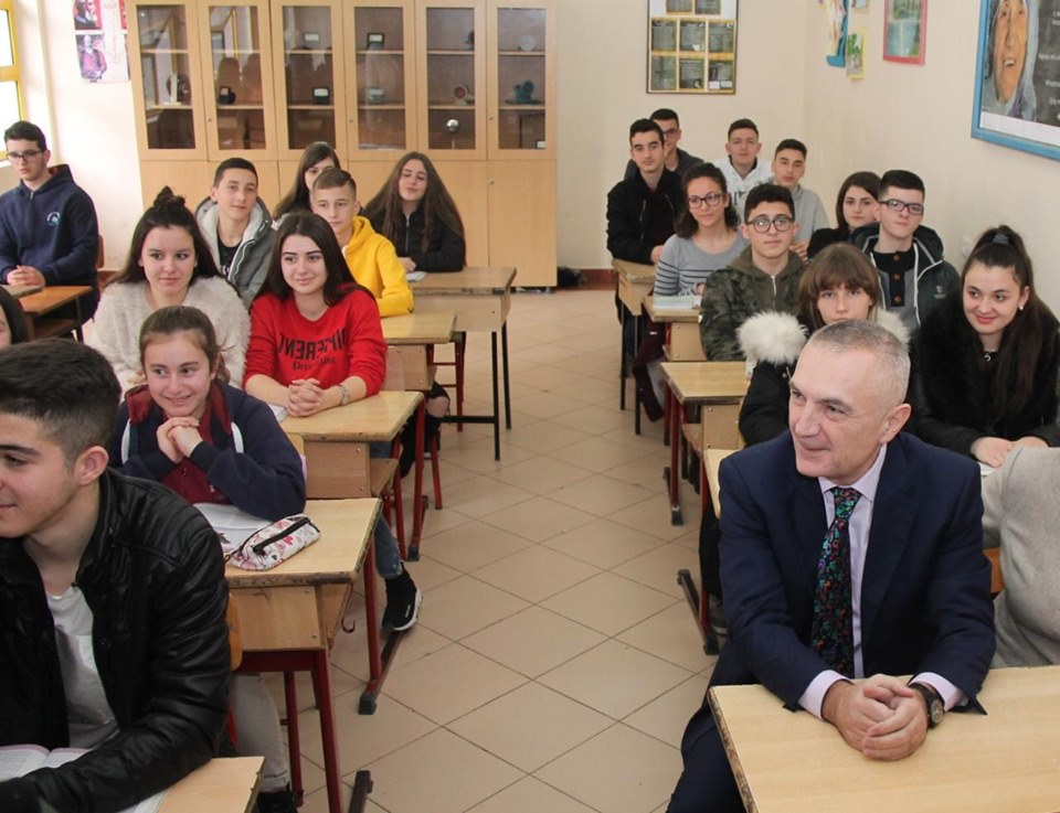 Presidenti Meta “ulet” në bankat e shkollës: Arsimi, shpresa për të kapërcyer sfidat