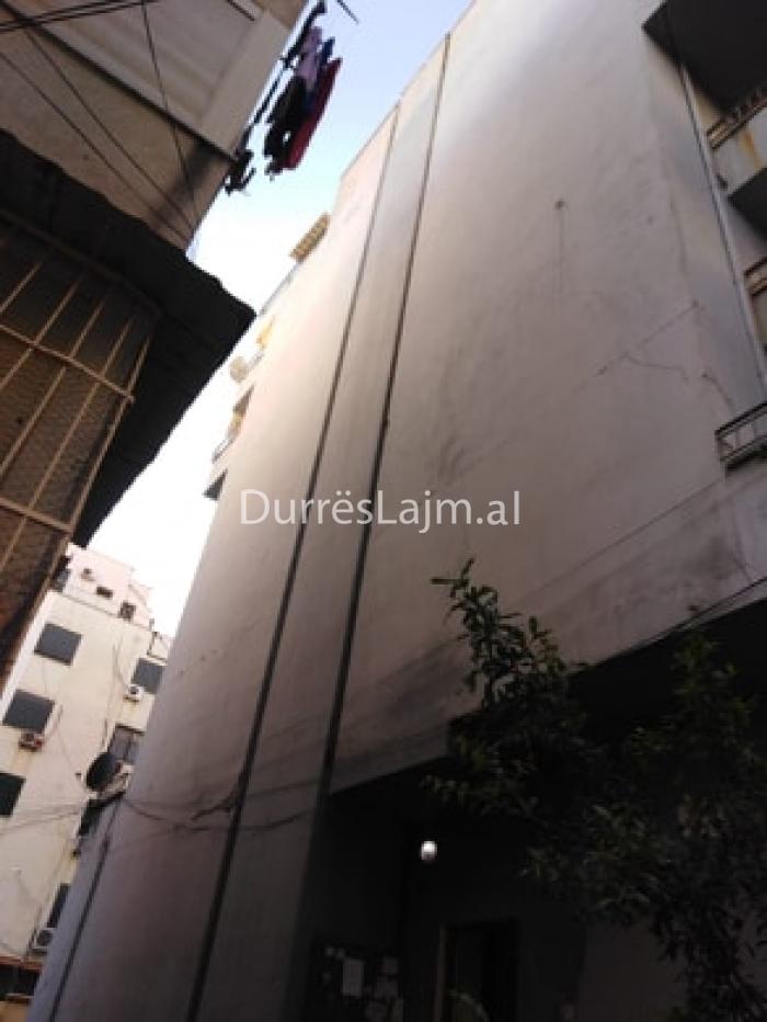 Durrës, banorja: Askush nuk na erdhi në ndihmë, isha e bllokuar bashkë me djalin (FOTO)