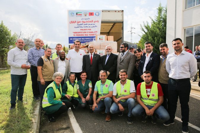 Ambasada e Kuvajtit jep ndihma për familjet e prekura nga tërmeti