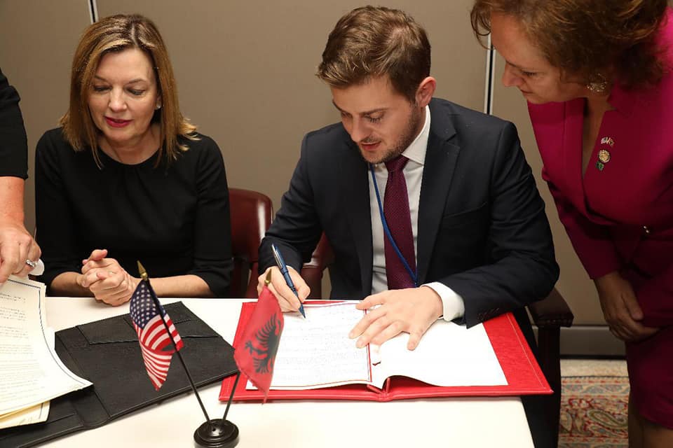 Qeveria shqiptare 150 mijë euro për ekselentët që përzgjidhen për studime në SHBA