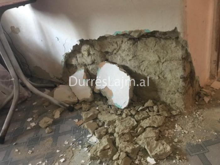 Mure të shkatërruara e banesa të pabanuara, pasojat e tërmetit në Durrës (FOTO)