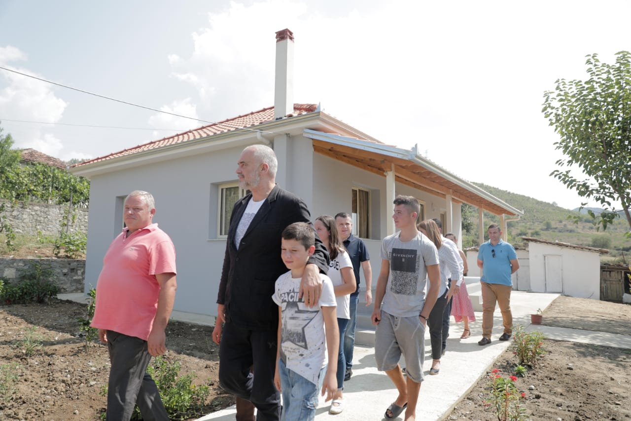 Rama gëzon familjen e varfër, i bën me shtëpi të re