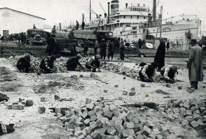 HISTORI/ Kur ndërtohej porti i Durrësit, pas tërmetit të vitit 1926 (FOTO)