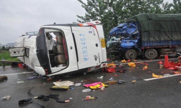 Autobusi përplaset me kamionin, 36 të vdekur e 36 të plagosur