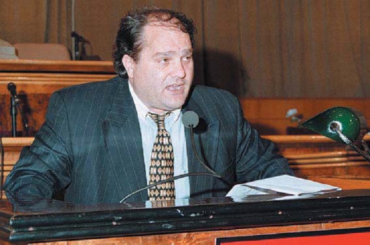 Sot 21 vite pa Azem Hajdarin, politika nderon Heroin e Demokracisë