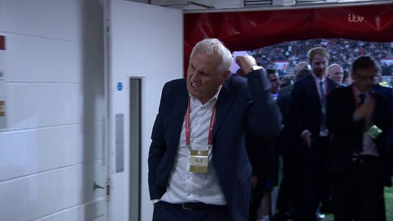 VIDEO/ Tërbohet nga gjyqtarët, shihni reagimin e trajnerit të Kosovës kur kupton se po filmohet