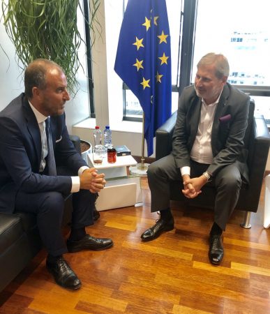 Soreca takim me Hahn, priten sinjale pozitive për Shqipërinë