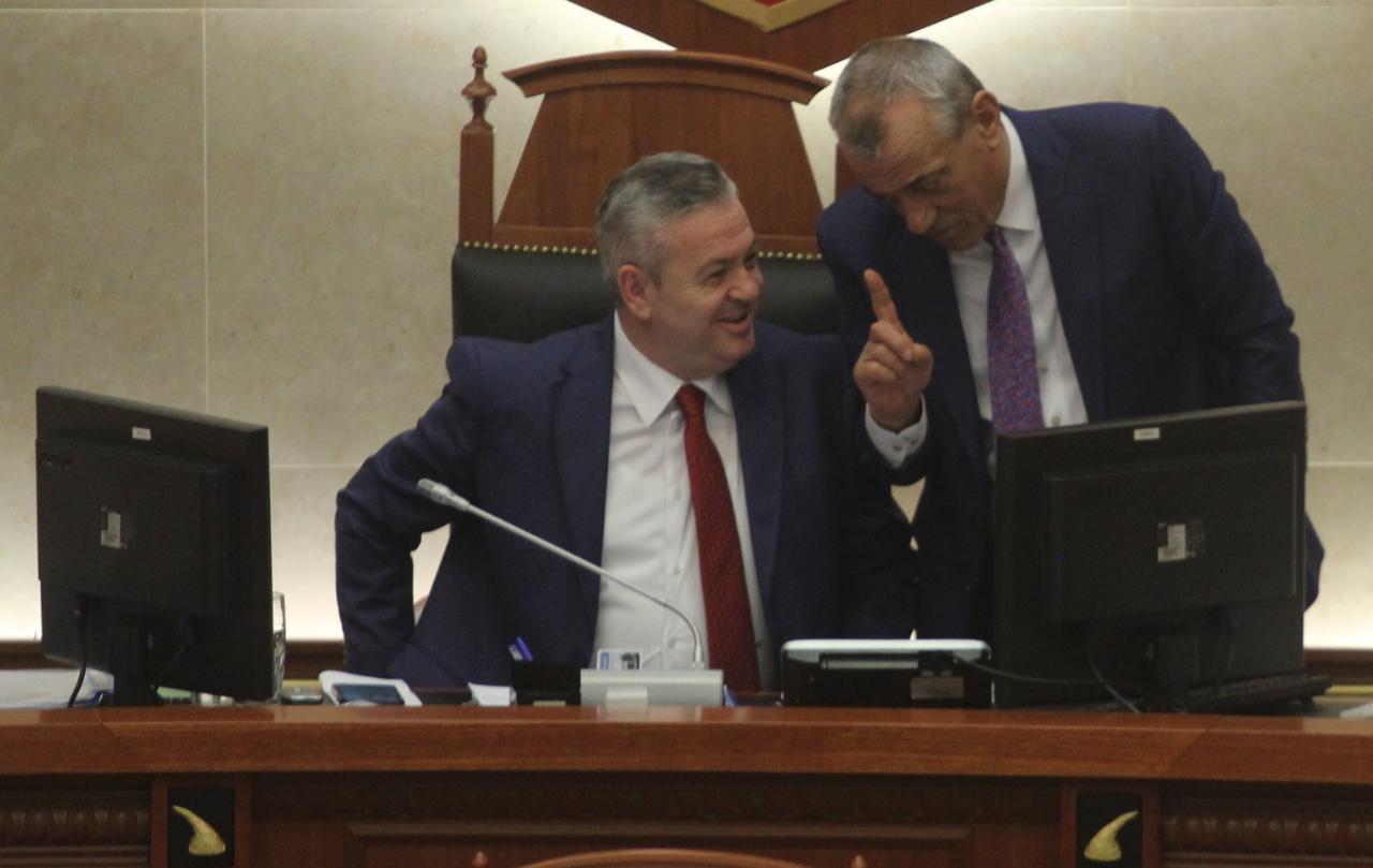 Si është të kesh shef Gramoz Ruçin? Ja si përgjigjet nënkryetari i Kuvendit, Myslym Murrizi