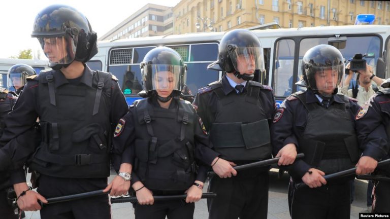 Zgjedhje në Rusi, strategjia e pushtetit për të mbajtur protestat e qeta