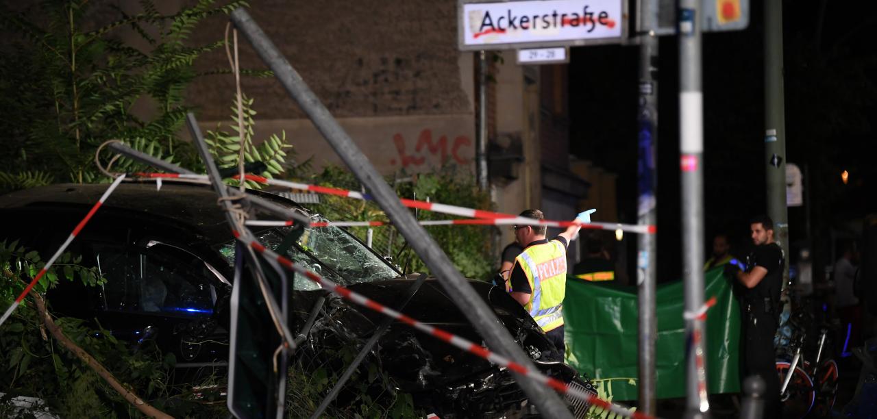 “Porsche” hipën në trotuar dhe merr para kalimtarët, humbin jetën 4 persona