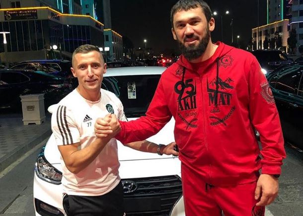 Supergoli sjell superçmim, Çeçenia i fal makinë Bernard Berishës