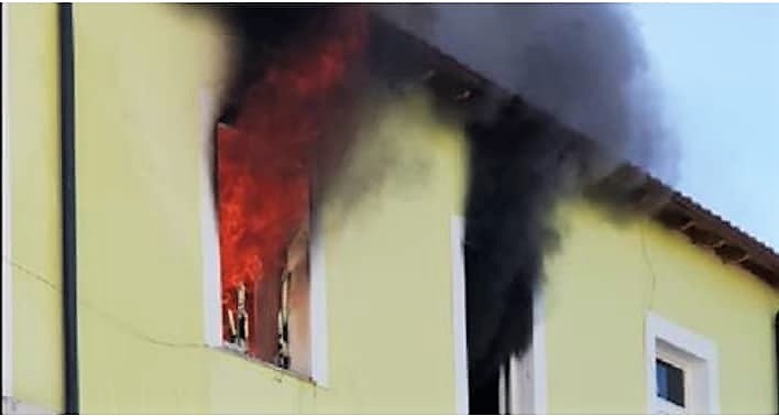 Digjet kati i tretë i një pallati në Fushë-Krujë, asfiksohen 4 fëmijë