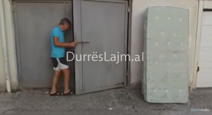 Dëme nga tërmeti në Durrës, banorët nxjerrin dyshekët jashtë (VIDEO)