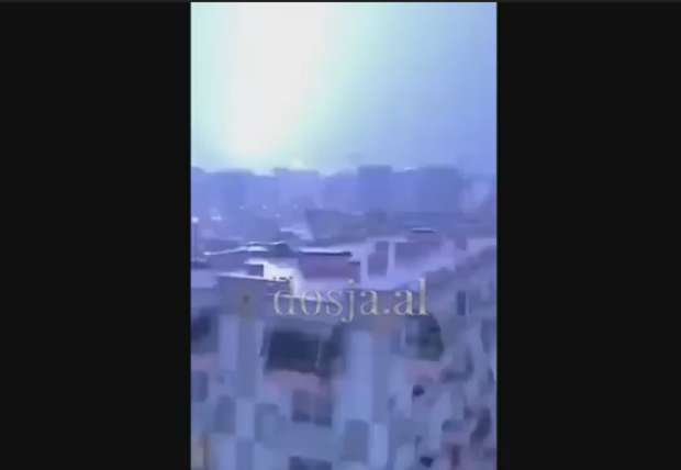 Vetëtima ndriçon Durrësin e mbetur pa drita (VIDEO)