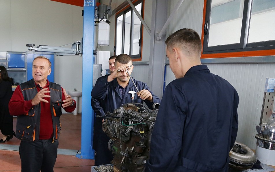 Dekani Metalla thirrje maturantëve: Studimet profesionale, integrim më të mirë me nevojat e tregut të punës