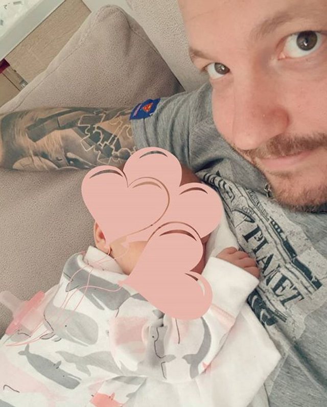 Kopje e të atit! Renis Gjoka zbulon për herë të parë portretin e vogëlushes