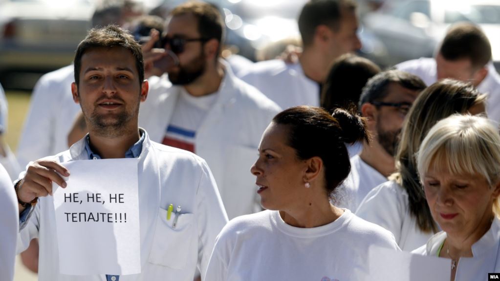 Mjekët në Shkup hidhen në protestë: Mos na rrihni