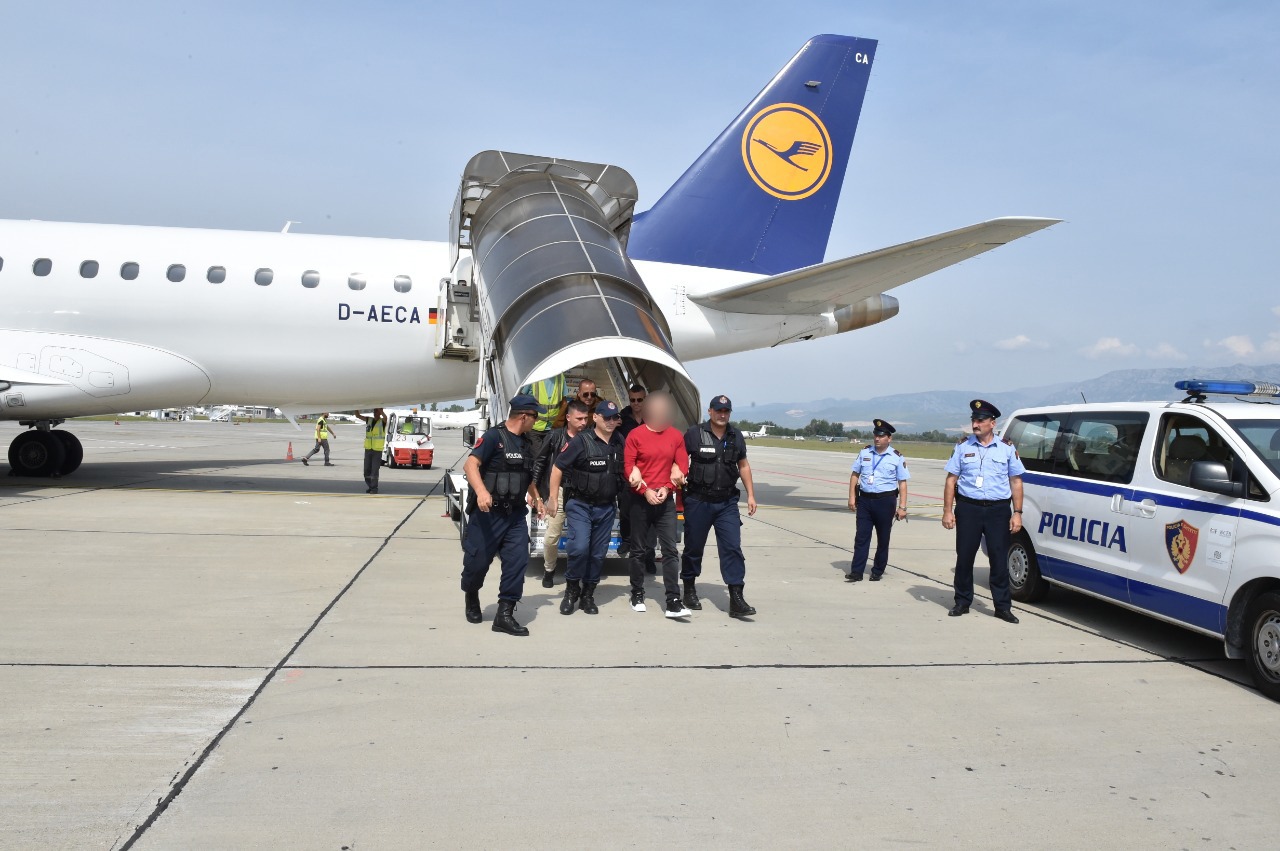 VIDEO/ Momenti kur Arbër Çekaj mbërrin në Rinas