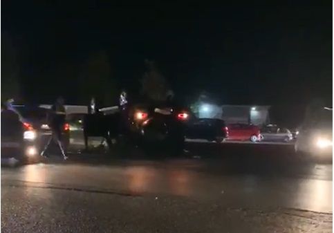 Përmbyset “Benz-i” lukzoz, shoferi arratiset nga vendi i ngjarjes