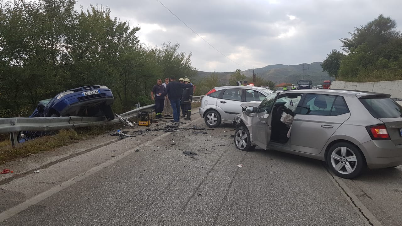 EMRAT/ Katër të vdekur e dy të plagosur në aksidentin tragjik