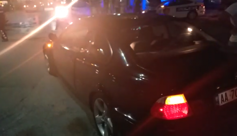 “BMW” merr përpara motorin dhe shpërthen në flakë, kaska i shpëton jetën shoferit