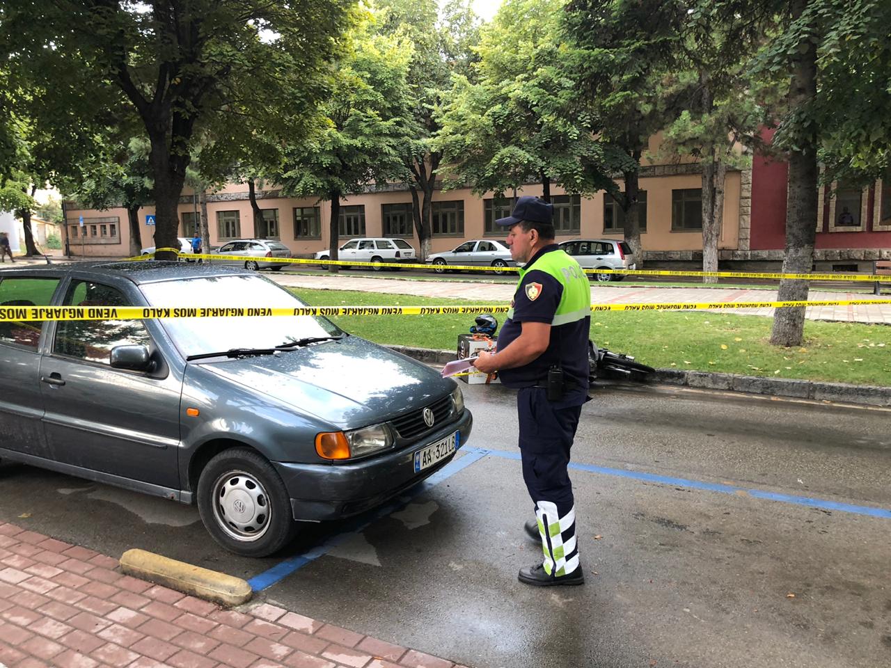 Aksident në qendër të qytetit, motori plagos rëndë të moshuarën