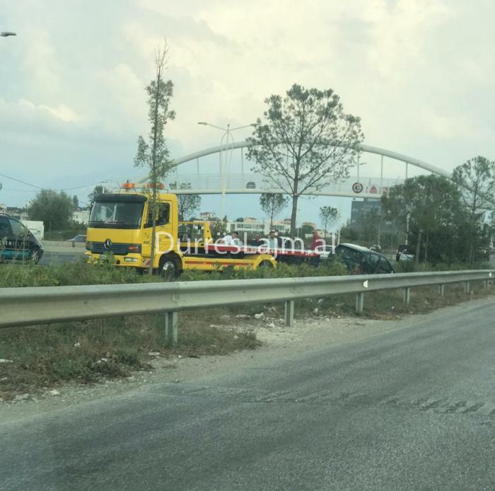 Aksident në Tiranë-Durrës, makina përfundon në kanal