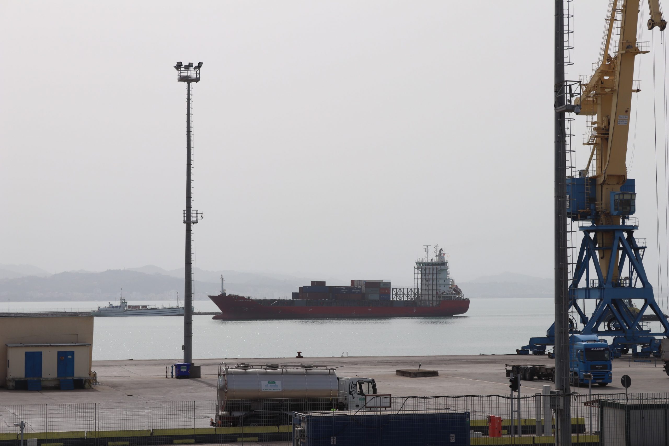 Tetë anije tregtare në radë dhe në pritje në portin e Durrësit