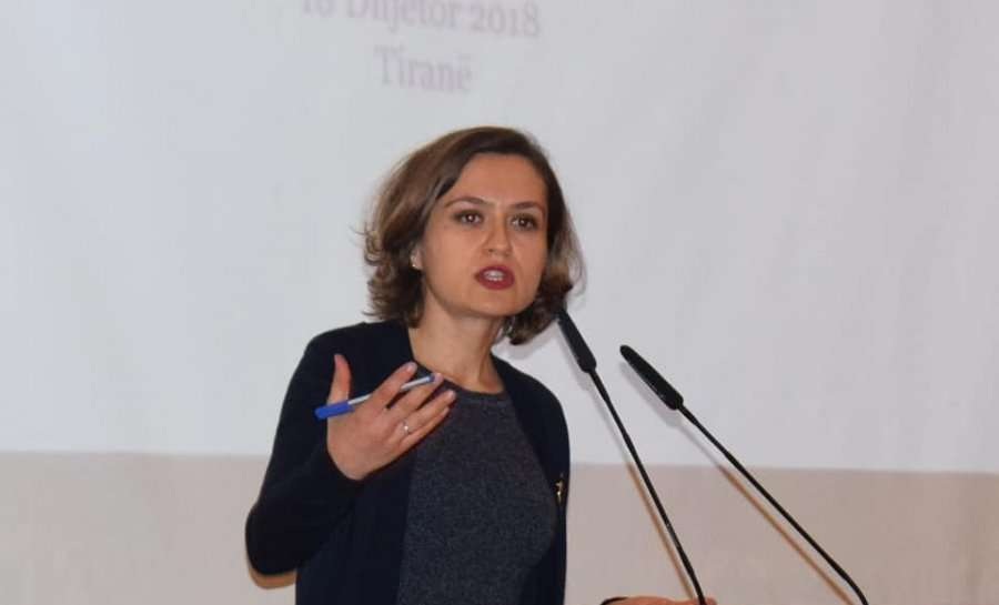 Ministrja mesazh mësuesve dhe drejtorëve: Inspektim në 240 shkolla të vendit