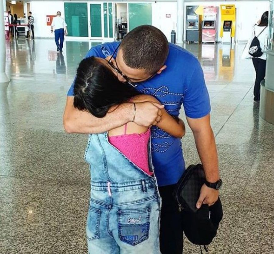 Aeroporti “ndan” fëmijët e Ardit Gjebresë