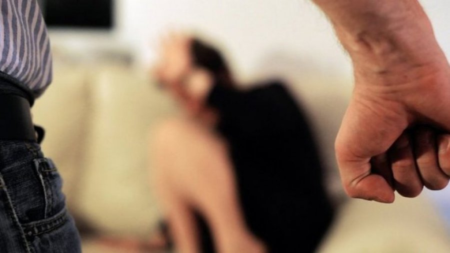 Rrahin familjarisht nusen, e bëjnë për spital. Arrestohen babë e bir, vjehrra procedohet penalisht