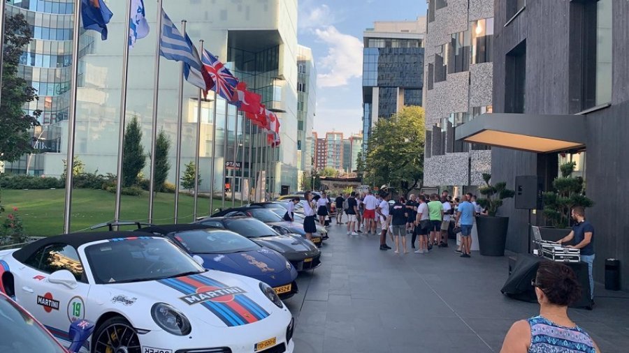 80 ‘bisha’ super të shtrenjta zbukurojnë hotel Plazën (FOTO)